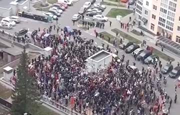Жители «площади Перемен» массово вышли, чтобы почтить память Романа Бондаренко