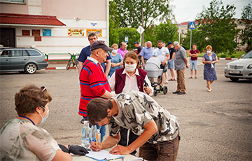 Пробуждаются и небольшие городки: в Шарковщине собирали подписи за альтернативных кандидатов