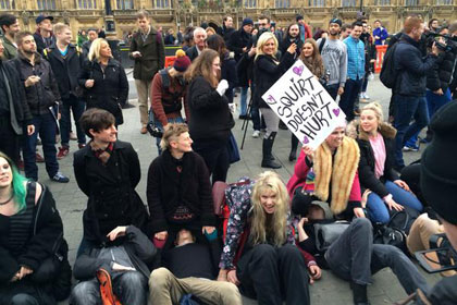 Любители жесткого порно окружили британский парламент
