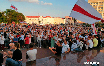 Жители Гродно возложили цветы к Памятному знаку