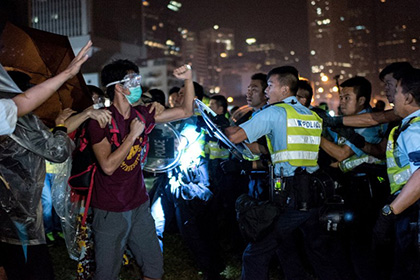 Полиция Гонконга расследует избиение протестующего