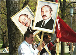 В Воронеже коммунисты меняют Медведева с Путиным на Лукашенко