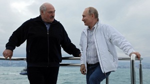 Песков отказался комментировать решение Путина не купаться с Лукашенко в Черном море
