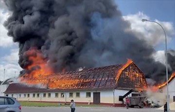В Ратомке — сильный пожар: черный дым виден из Минска