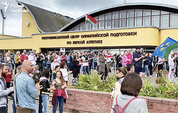 «Спортсмены с народом!»: сотни минчан вышли к центру олимпийской подготовки