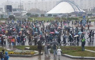 Десятитысячная колонна протестующих в Минске дошла до Немиги