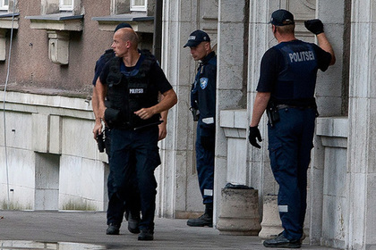 Двое иностранцев порезали себя ножами перед зданием финского парламента