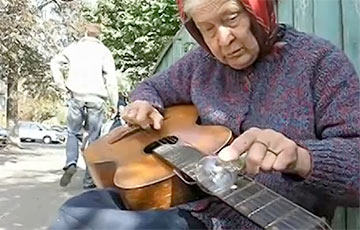 Гомельская бабушка-гитаристка о милиции: Одни бандиты ушли — другие пришли