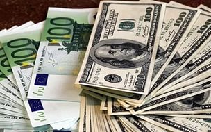 Доллар и евро подешевели на торгах 1 октября