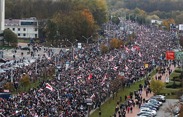 «Наша Нiва»: На Марше в Минске уже более 200 тысяч протестующих