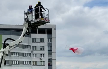 Жильцы ЖК «Каскад» защитили бело-красно-белые флаги