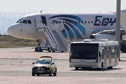 Бывшую жену угонщика лайнера EgyptAir отправили на место захвата самолета