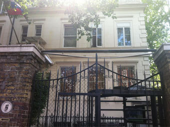 Здание посольства России в Лондоне забросали камнями
