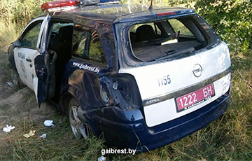 Фотофакт: В Бресте автомобиль ГАИ вылетел в кювет и опрокинулся