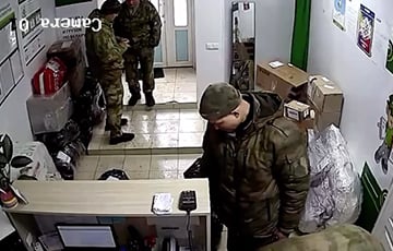 «Чек не нашли, когда грабили в Буче?»: что продают московитские военные в Беларуси