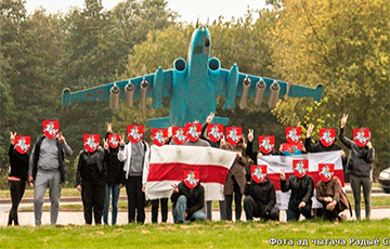 В Лидском замке устроили акцию с национальными флагами