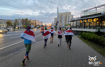 Минчане вышли пробежку солидарности под национальными флагами