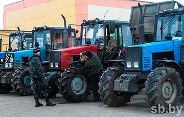 Гомельских «спасателей» отправили чистить мехдворы перед приездом Лукашенко