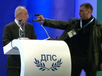 Речь лидера болгарских турок прервал человек с пистолетом
