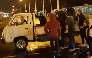 Трогательное видео: в Минске дедушка приехал на подмогу протестующим