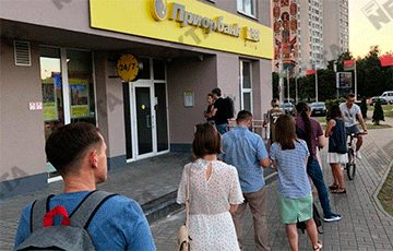 Минчане выстраиваются в очереди к обменникам и банкоматам
