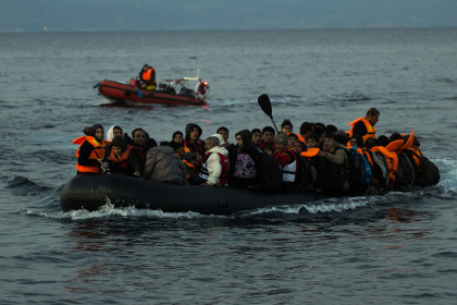 Двое взорвавшихся под Парижем смертников в октябре прибыли в Грецию с беженцами