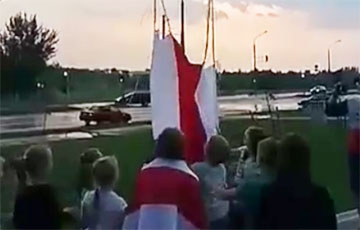 Жители Шабанов запустили в небо флаг на воздушных шарах