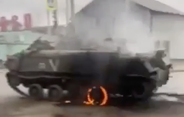 В Ирпене горит российская техника, уничтоженная бойцами ВСУ