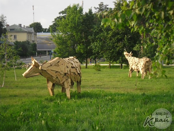 Фотофакт: по Браславу «гуляют» деревянные коровы