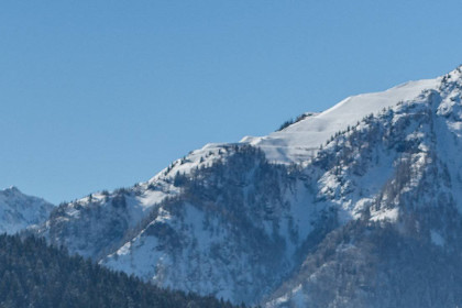 В австрийских Альпах лавина накрыла группу из пяти лыжников