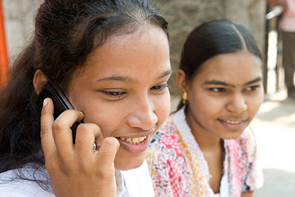 В индийской деревне девушкам запретили пользоваться мобильными