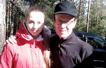 Семья из Логойска просит помочь французу, который пешком путешествует по Беларуси