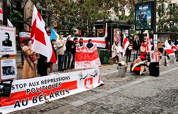 В Париже прошла акция солидарности с Беларусью