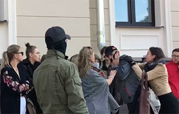 Участница акции солидарности возле суда сняла маску с «тихаря»
