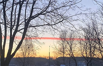 Фотофакт: В небе над Минском появился огромный «бело-красно-белый флаг»