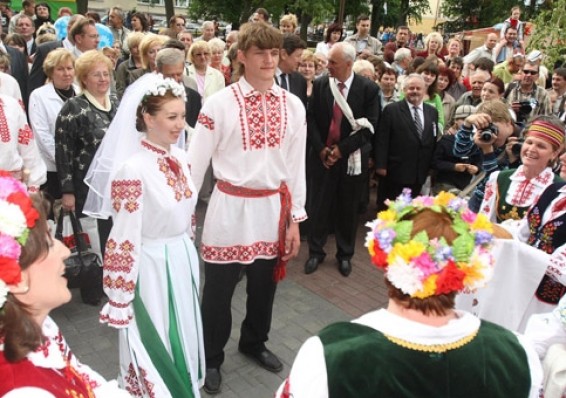 Из-за кризиса белорусы стали реже вступать в брак