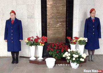 Жители Минска несут цветы жертвам теракта 11 апреля