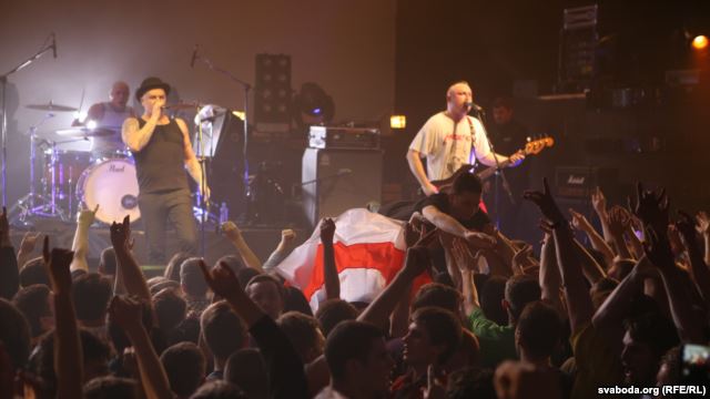 Фотофакт: Бело-красно-белый флаг на концерте  «Трубецкого» в Минске