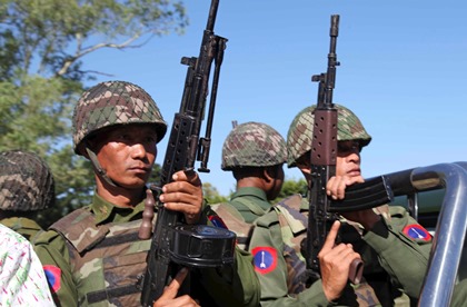 Более двух тысяч человек заблокированы из-за боевых действий в Мьянме