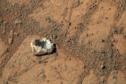 На фотографиях с Марса нашли «блуждающий камень»