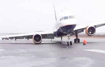 В Исландии Boeing с 166 людьми на борту приземлился на двигатель