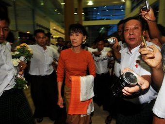 Лидер оппозиции Мьянмы впервые за 24 года выехала за границу
