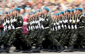 Минчане требуют запретить военные парады в столице