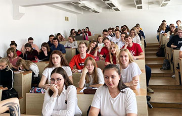 Студенты МГЛУ пришли на пары в белых и красных одеждах