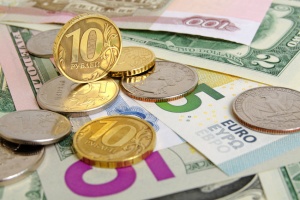 На торгах 1 ноября доллар и российский рубль подешевели, евро вырос