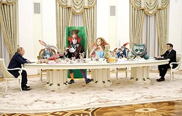 Длинный стол, за которым сидели Макрон и Путин на переговорах, стал героем мемов