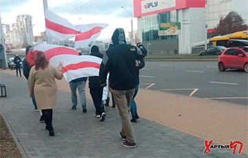 Минчане вышли на шествие с бело-красно-белыми флагами