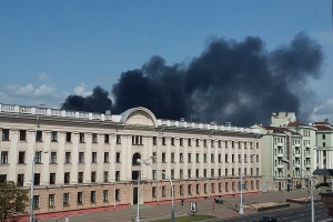 Пожар возле Комаровки: горит мебельный центр