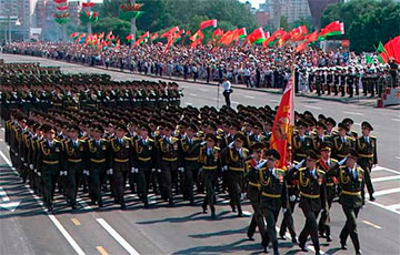 Bloomberg: Сбор тысяч зрителей на парад в Минске неизбежно приведет к распространению COVID-19