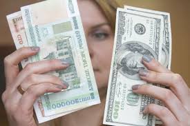 Доллар подешевел почти на 400 рублей